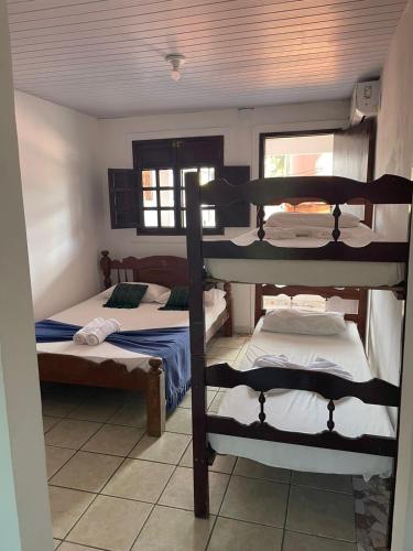 1 double bed, 2 twin beds