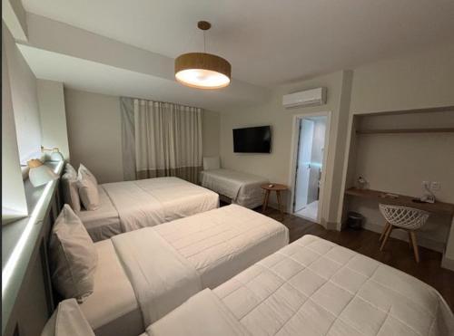 2 queen beds, 1 twin bed