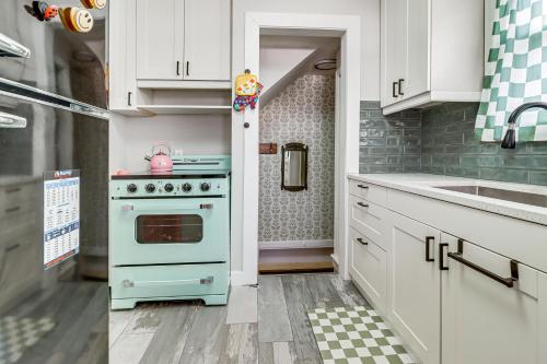 Families Welcome! Colorful Berkley Home w/ Yard in Berkley