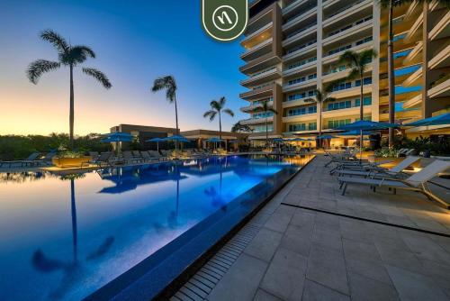 Luxury 2 BR Condo near Golf Courses and Marina