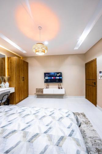 Smart Serviced 2-Bedroom Apartment Lekki - image 2