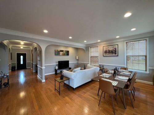 25 Lux Room 2 - 1 Queen Bed, Shared Bathroom - Nonsmoking - Pimmit Hills, VA