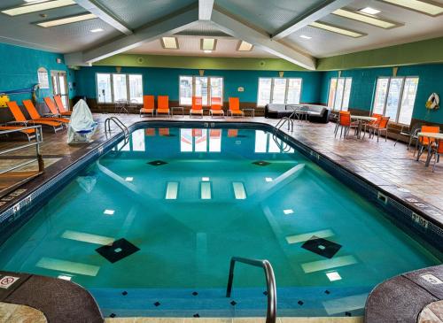 Swimmingpool, Holiday Inn Express Hotel & Suites Port Clinton-Catawba Island By IHG in Port Clinton (OH)