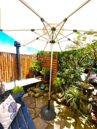 Bed And Breakfast at Tirohanga Beach in โอโพทิกิ