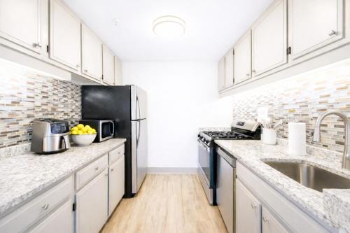 The Hartford Skyline - Stylish Downtown Condo with Wifi Gym and Parking in Hartford, USA