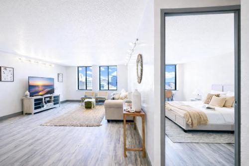 The Hartford Skyline - Stylish Downtown Condo with Wifi Gym and Parking in Hartford, USA