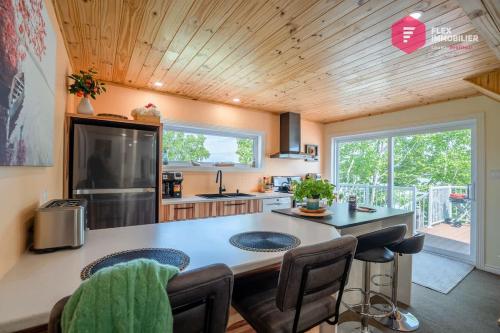 Les 3 Joyaux du Lac Michaud - Chalet Bord du lac Quai privé - Rimouski Matane (Les 3 Joyaux du Lac Michaud - Chalet Bord du lac Quai prive - Rimouski Matane) in Padū (QC)