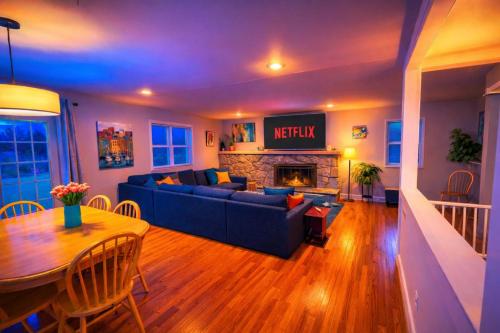 Large Private Ranch - Master Bedroom Suite with King Bed and private Bathroom - Fenced Yard - Pets & Kids Welcome - Pool Table, Columbus