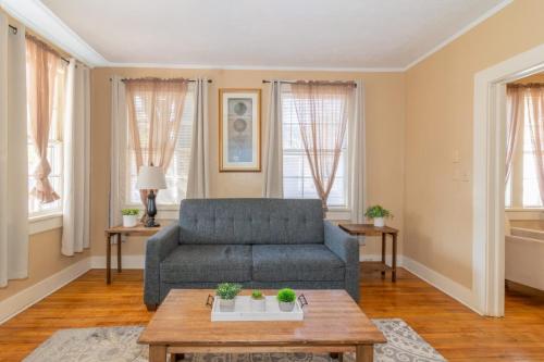 Cozy Midtown Nook- 5mins to Lake Bottom Park, 10mins to Downtown! in Columbus, USA
