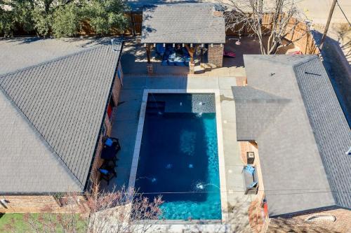 Luxe Oasis with Pool and Hot Tub – khách sạn tại Maxey Park