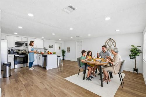 Dream home in Holiday with POOL & SPA and More in Holiday (FL)