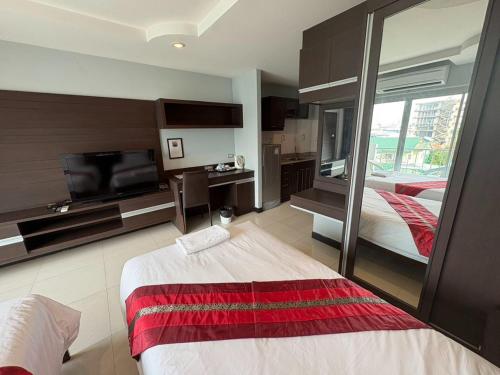 room detail thumbnail 2