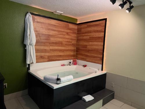 Lafayette Inn & Suites near Oldfields-Lilly House and Gardens