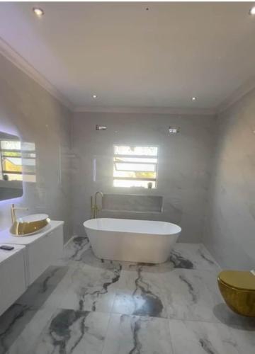 卫浴间, Holiday Villa Marondera in 鲁瓦