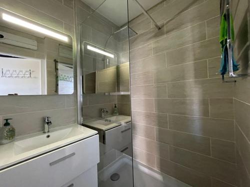 Studio Rénové au Port avec Terrasse et WiFi - FR-1-413-264 - image 4