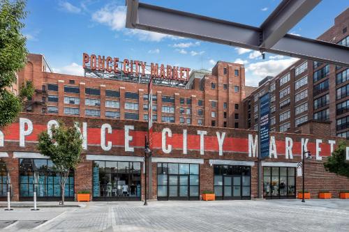 Midtown Atlanta High-Rise King Suite - Rooftop Pool - Free Parking - FIFA World Cup Ready in SoNo District