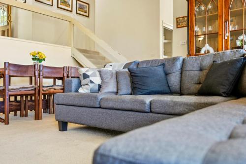 Azimuth - Spacious Family Retreat with City Views in Wentworth Vízesés