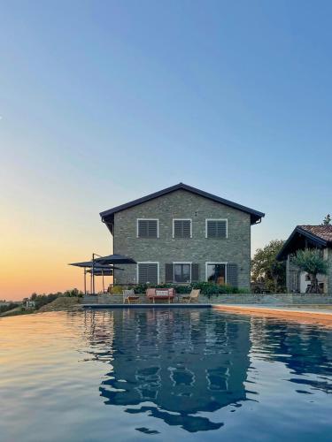 New Villa With Infinity Pool Near Acqui Terme gîte à louer Montabone