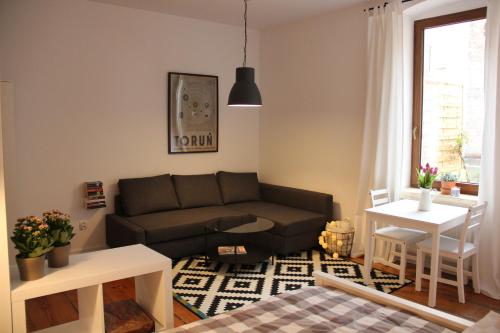 Apartament z patio w centrum Starego Miasta - image 3