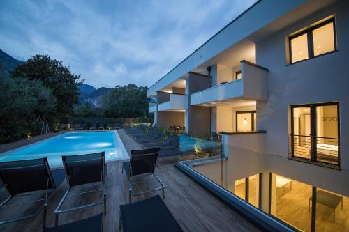 Apartment with Pool View