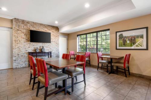 Comfort Suites Elizabethtown - image 19