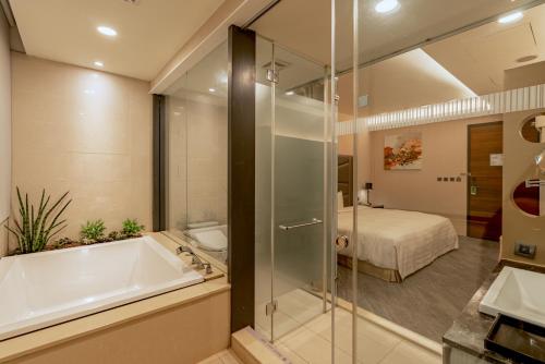 room detail thumbnail 2