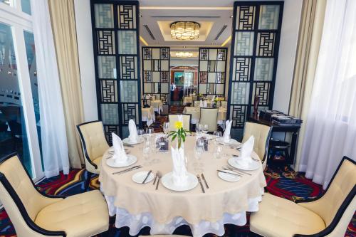 Restaurant, Hotel Cambodiana in Sangkat Chakto Mukh