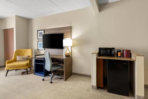 Comfort Suites Near Universal Orlando Resort - image 28