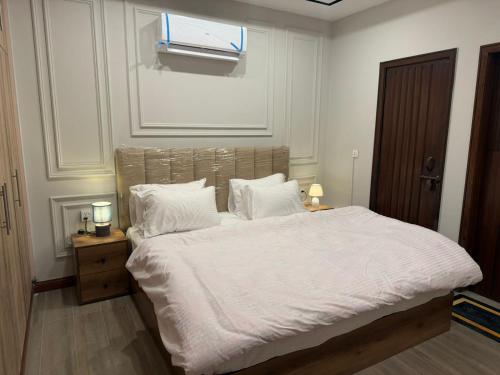 Luxor Apartments & Suites - Trango Tower DHA Phase 8 - image 12