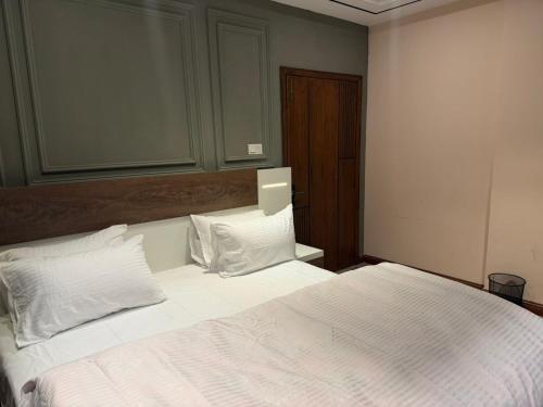 Luxor Apartments & Suites - Trango Tower DHA Phase 8 - image 13