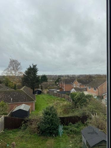Rooms in 3 bed house in Colchester with parking – khách sạn tại Greenstead