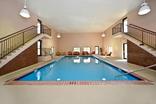 Manchester Heritage Inn & Suites photo