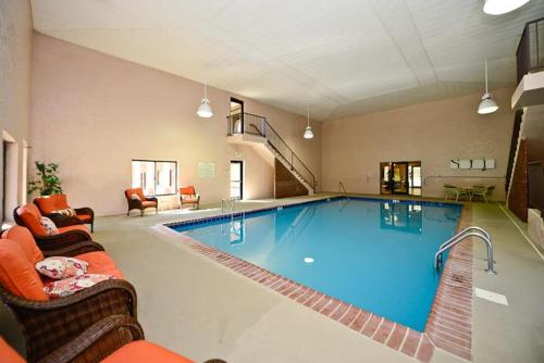 Manchester Heritage Inn & Suites photo