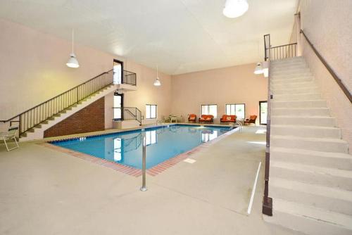 Manchester Heritage Inn & Suites photo