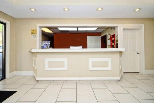 Manchester Heritage Inn & Suites photo