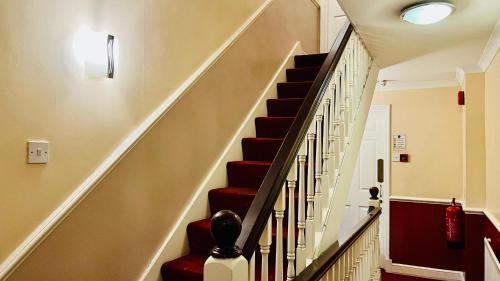 โรงแรมเวสต์ ครอมเวลล์ (West Cromwell Hotel) in เอิร์ลส์คอร์ต