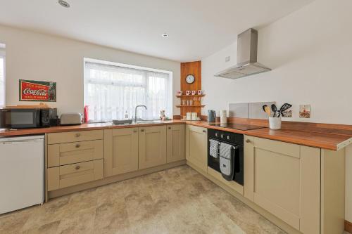 Seadmed, Spacious Self Contained Annexe with Parking - Pass the Keys in Chinnor