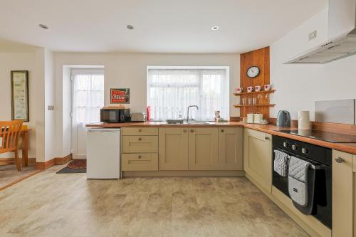 Seadmed, Spacious Self Contained Annexe with Parking - Pass the Keys in Chinnor