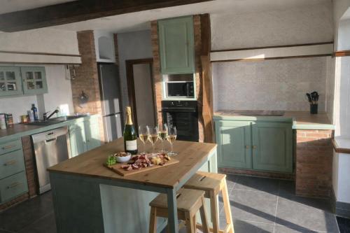 virtuve, Le refuge de Séve - Domaine entier - 8 chambres - 15 pers - 6 sdb - Billard et Jacuzzi (Le refuge de Seve - Domaine entier - 8 chambres - 15 pers - 6 sdb - Billard et Jacuzzi) in Mominjesa