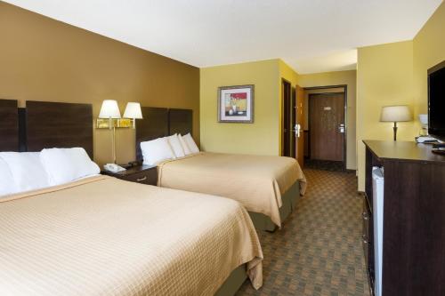 Econo Lodge Inn & Suites