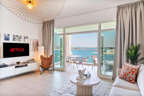 BURJ views Private Beach 2 Bedroom Apartment with panoramic Sea View and Pool Palm Jumeirah, Dubai