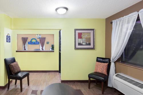 Econo Lodge Inn & Suites