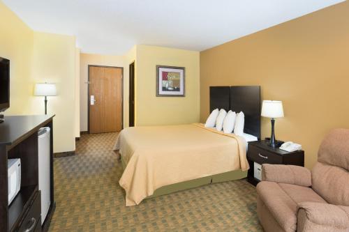 Econo Lodge Inn & Suites