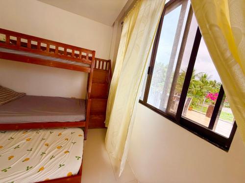 1 twin bed, 1 bunk bed
