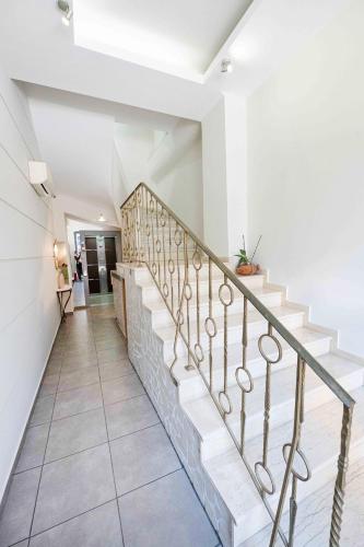Dış Görünüm, LUX Hotel 5 mins walk from port of Piraeus and metro station in Atina