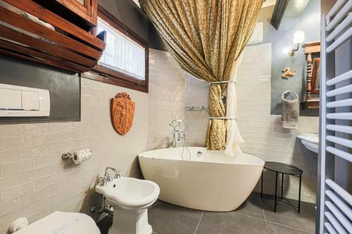 Bright & Cozy Designer Apartment in San Niccolò - image 12