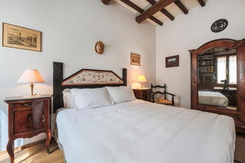 Bright & Cozy Designer Apartment in San Niccolò - image 2