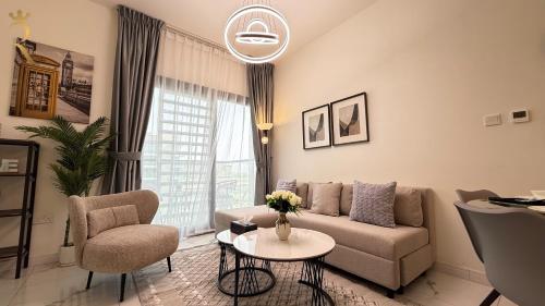 Cozy Poolside 1BR - Serene Luxe Chic Retreat – khách sạn tại Bãi biển Al Raha