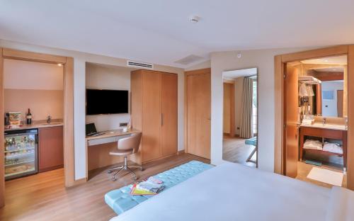 room detail thumbnail 2