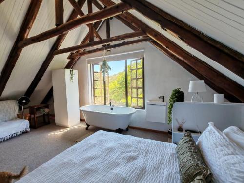 Cheerful 3 Bedroom Cottage with Private Beach in 哈加哈加